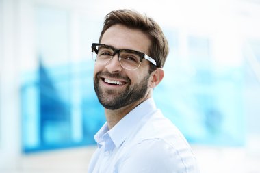 Kaygısız gülümseyen adam gözlük