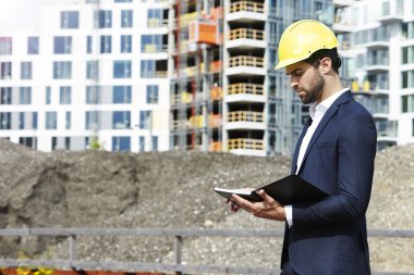 Baret inşaat sitesinde mimar 