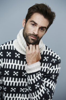 Yakışıklı adam olarak örgü jumper