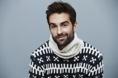 Yakışıklı adam olarak örgü jumper