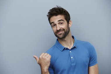 Adam inanamayarak el hareketi