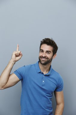 gülümseyen adam yukarı dönük 