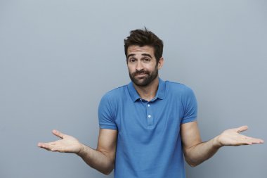 Sakallı adam shrugging