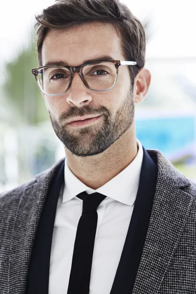 Empresário sorridente de camisa e gravata — Fotografia de Stock