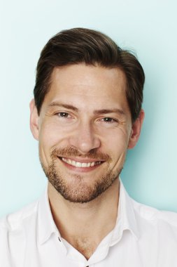 gülümseyen yakışıklı adam