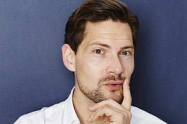 yakışıklı adam düşünme