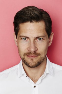 Yakışıklı sakallı adam.