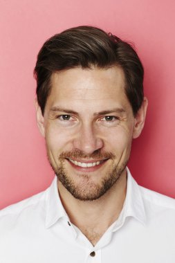 gülümseyen yakışıklı adam