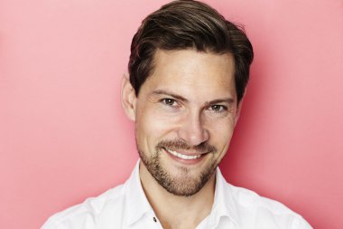 Emin gülümseyen adam