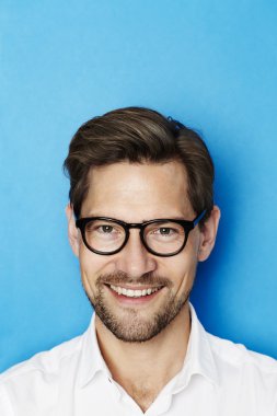 yakışıklı adam gözlük