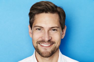 gülümseyen yakışıklı adam