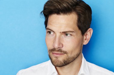 Yakışıklı sakallı adam.