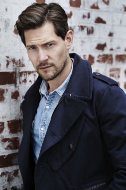 Mavi ceketli yakışıklı adamı 