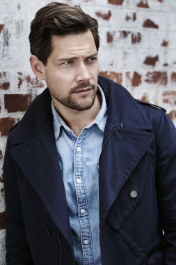 Mavi ceketli yakışıklı adamı 