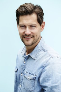 Mavi tişörtlü adam
