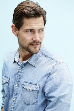 Mavi tişörtlü adam 