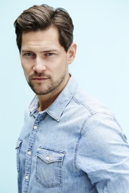 Adam giyiyor mavi gömlek