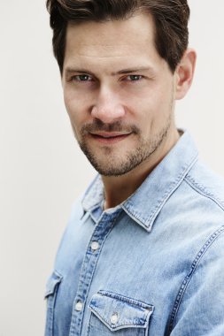 Mavi gömlekli yakışıklı adam. 