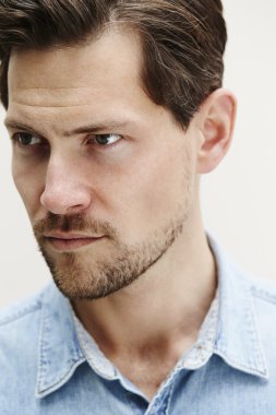 yakışıklı bir adam uzakta arıyorsunuz