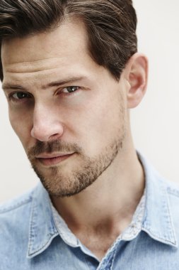 Yakışıklı sakallı adam.