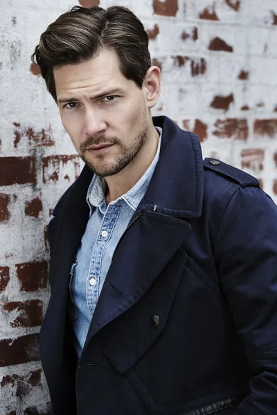 Mavi ceketli yakışıklı adamı 