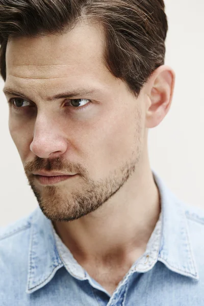 yakışıklı bir adam uzakta arıyorsunuz