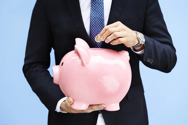 Economizando dinheiro no banco porquinho — Fotografia de Stock
