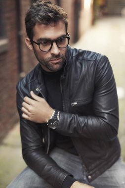 Yakışıklı adam gözlük poz