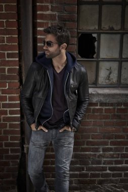 Ceketli ve kot pantolonlu adam.