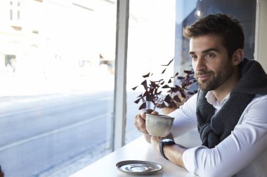 Adam kafede kahve molası