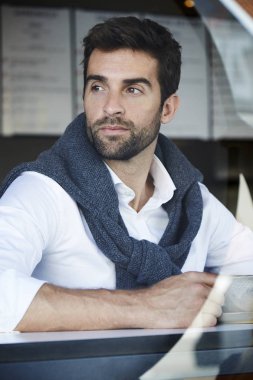 Kafede oturan yakışıklı adam