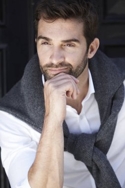 düşünceli yakışıklı adam