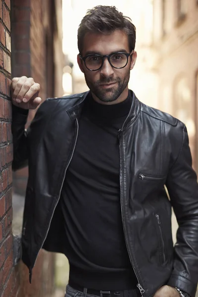 Homme en lunettes et veste en cuir — Photo