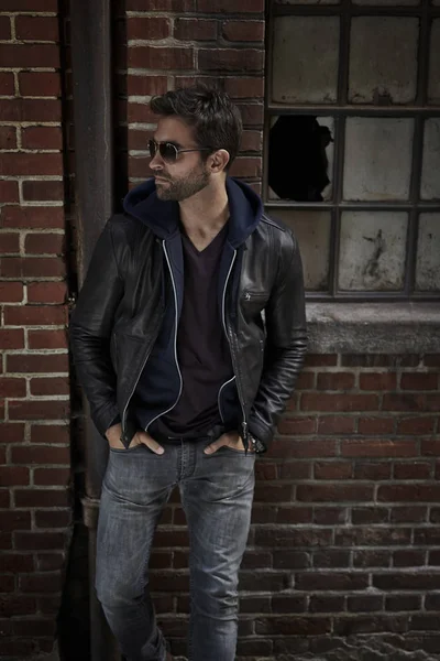 Ceketli ve kot pantolonlu adam.