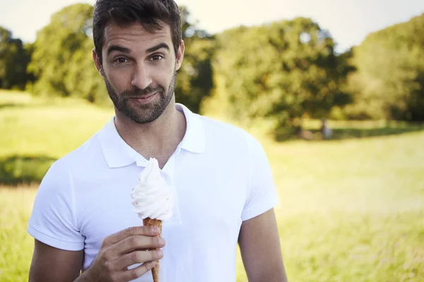 Yakışıklı adam dondurma ile — Stok fotoğraf