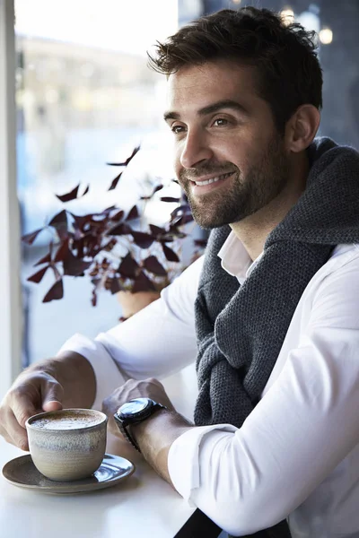 Sorrindo cara com xícara de café — Fotografia de Stock