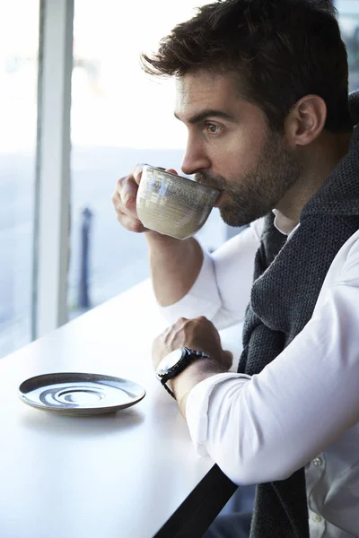 Chico bebiendo café en la cafetería —  Fotos de Stock