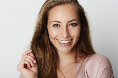 Güzel, gülümseyen kadın