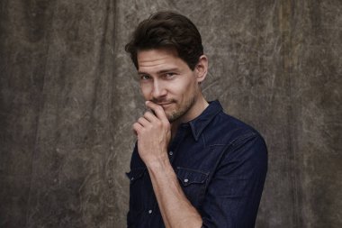 Yakışıklı adam kot gömlek