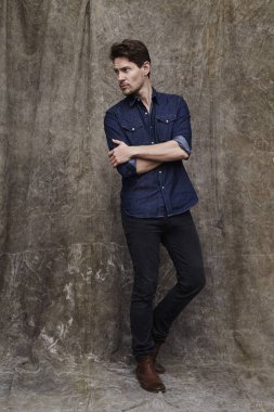 ciddi yakışıklı adam 