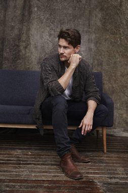 Divan yakışıklı adam