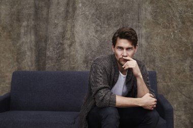 Divan yakışıklı adam
