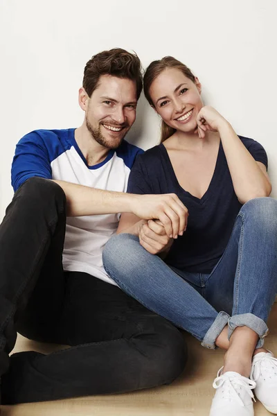 Smiling couple sitting on floor — Stock Photo, Image