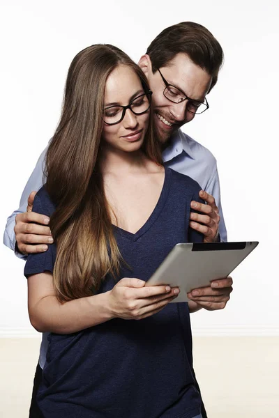 Casal amoroso usando tablet digital — Fotografia de Stock