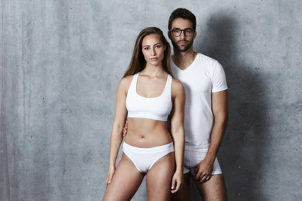 Pozand cuplu in lenjerie intima — Fotografie, imagine de stoc