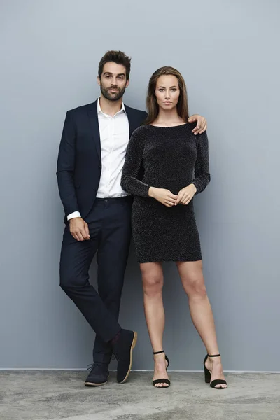 Glamouröses Paar in schicker Kleidung — Stockfoto
