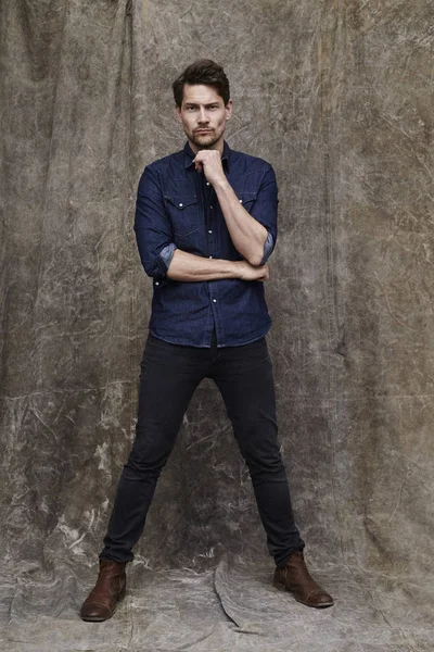 Чоловік в джинсах і сорочці — стокове фото