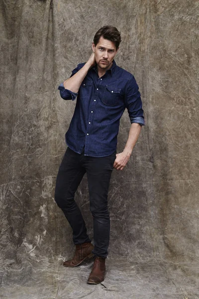 Mann posiert in Jeanskleidung — Stockfoto