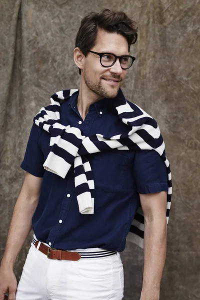 Homem vestindo óculos e suéter — Fotografia de Stock
