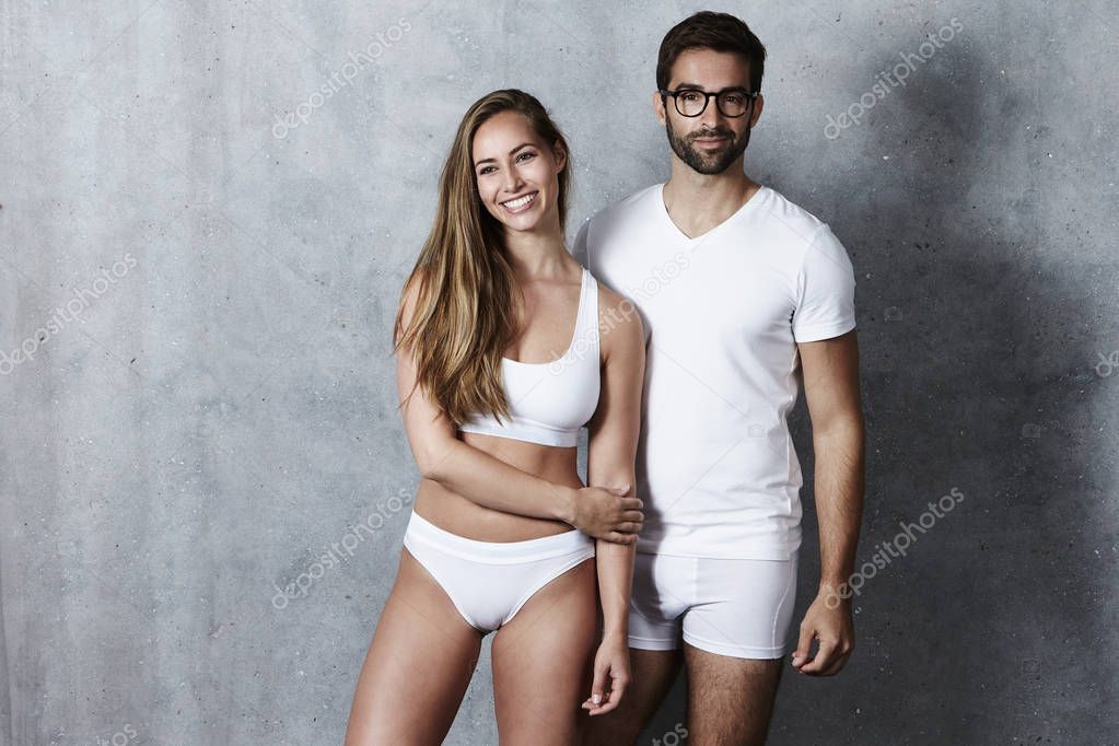 Hermosa pareja en ropa interior blanca: fotografía de stock